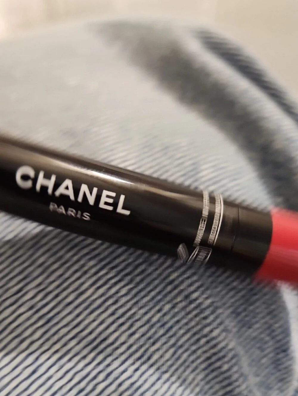 CHANEL Rouge Crayon Lipstick - Bright Coral Red